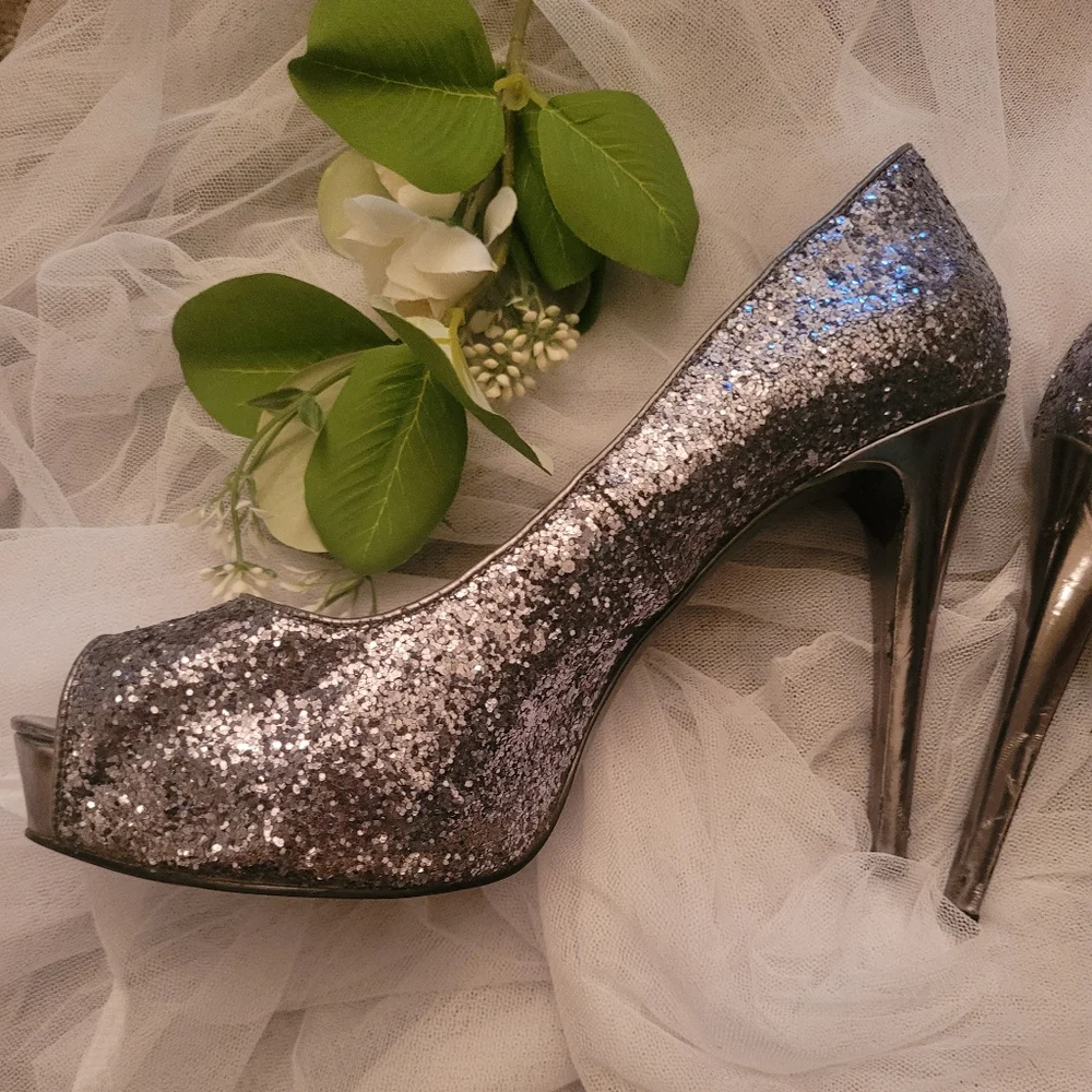 4/$25  GUESS Silver Glitter Heels Used - Picture 2 of 14